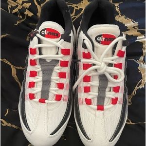 Brand new, never worn, never even tried on. Shoot me an offer